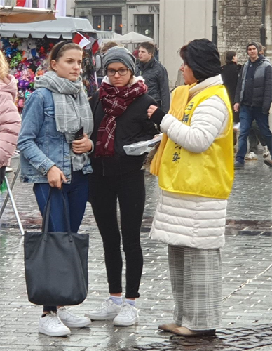 '图8～9：波兰法轮功学员在古城向游客讲真相'