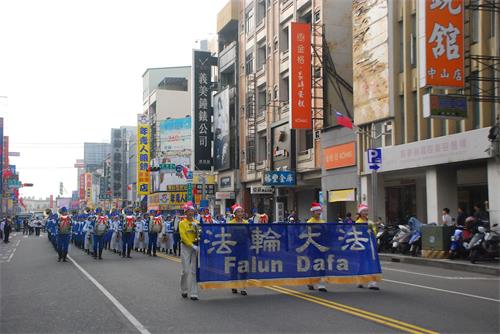 '图1～5：法轮大法天国乐团踏上台湾嘉义市街头，演奏壮盛祥和的乐曲，给市民带来欢欣鼓舞。'