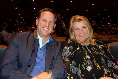 '图5：肯·楚里奇（Ken Churich）先生与太太观看了神韵环球艺术十二月二十日晚在加州伯克利的首场演出。'