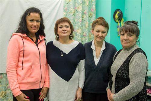 左数第二个是伊琳娜•雅帕洛娃（Irina Yapparova）女士