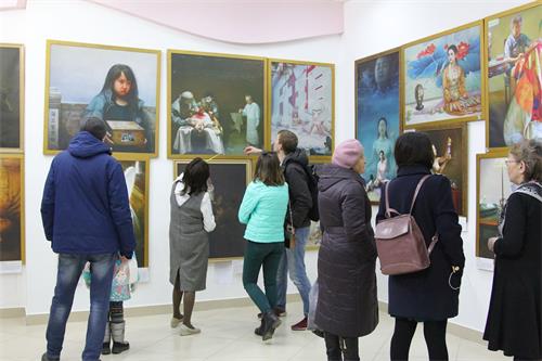 '图1～3：俄罗斯学员于二零一九年三月六日至二十六日，在伊尔库茨克市（Irkutsk）市中心举行“真、善、忍”国际美展。从画展开幕至今，大批的当地居民前来观看。'