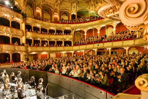 '图1：二零一九年三月二十五日和二十六日，神韵纽约艺术团在奥地利格拉茨歌剧院（Opernhaus Graz）上演了三场演出，其中一场是一个月前临时加场，演出票全部售罄。该市市长感谢神韵带来三场火热爆满的演出。'