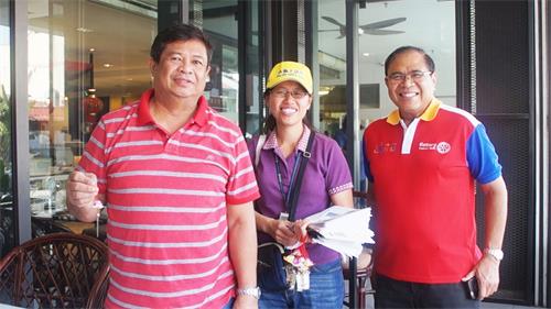 图5：来自菲律宾的会计师卡洛斯（Carlos，右）和埃德加（Edgar，左）开心和法轮功学员合影留念，感谢她给他们讲解法轮功的真相。