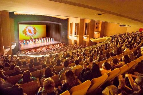 '图4：二零一九年四月十日至十四日，神韵国际艺术团在洛杉矶音乐中心多萝西･钱德勒剧院上演了六场演出，几乎场场一票难求。'