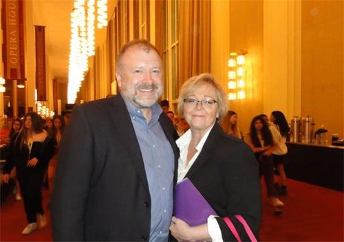 '图5：二零一九年四月十七日晚，安全事务专家迈克·沃勒（Michael Waller）和太太于肯尼迪艺术中心歌剧院观看神韵演出。'