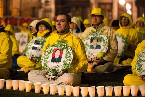'图11～17：晚上八点至十点，多伦多法轮功学员在安省政府楼前举办烛光悼念，纪念二十年来被中共迫害致死的法轮功学员。'