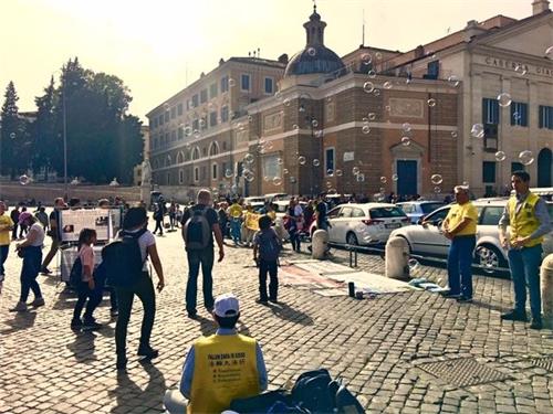 '图2～4：纪念“四·二五”二十周年，法轮功学员在罗马人民广场传播法轮功真相。'
