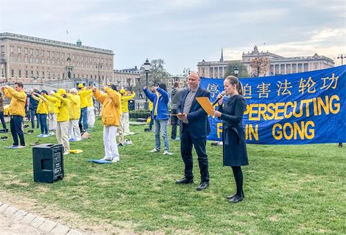'图1：两位西人学员用瑞典语、英语向当地民众及来自世界各地的游客介绍什么是法轮功以及二十年前的四·二五，发生在北京的和平理性万人上访的事实真相。'