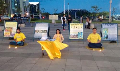 '图6：法轮功学员在巴西利亚市中心举办烛光悼念活动。'