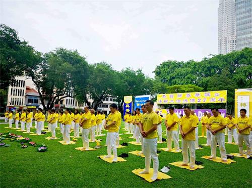 '图2～4：二零一九年五月八日下午，新加坡法轮功学员在芳林公园举办活动庆祝“513世界法轮大法日”。图为学员们在演示五套功法。'
