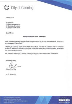 '图1：西澳洲坎宁市（City of Canning）市长黄保罗（Paul Ng）祝贺法轮大法洪传二十七周年。'