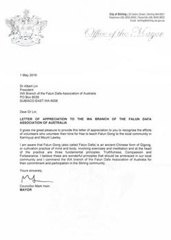 '图2：西澳斯特灵市长欧文（Mark Irwin）祝贺法轮大法洪传二十七周年。'