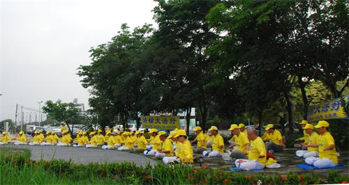 图2：台湾嘉义地区学员在仁义潭炼功。