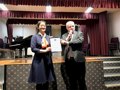 '图4：悉尼帕拉马塔市长威尔逊（右）向澳洲法轮大法佛学会会长赵博士（左）颁发了褒奖令，表彰法轮大法为当地社区所作出的贡献，并祝贺法轮大法弘传世界二十七周年。'