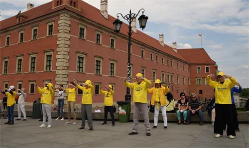 '图2～4：波兰法轮功学员在华沙古城欢庆世界法轮大法日，恭祝师尊华诞快乐'