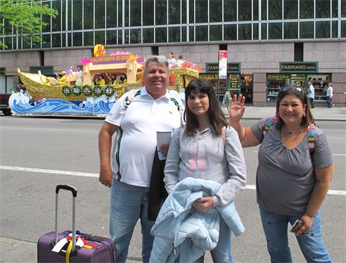 '图2：从委内瑞拉来纽约旅游的一家三口满怀喜悦观看法轮功大游行'