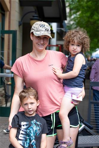 齿颚矫正技术师切尔西·鲁宾（Chelsea Rubin）和她的孩子