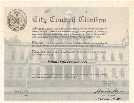 '图3：纽约市第二十八选区市议员阿德里安·亚当斯（Adrienne E. Adams）发荣誉证书赞扬法轮大法学员。'