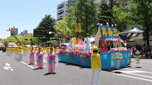 图1～7： 法轮功学员参加广岛鲜花节综合队列表演
