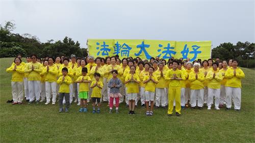 图1～2：学员们高声齐颂：“台湾屏东大法弟子恭祝师尊生日快乐！”