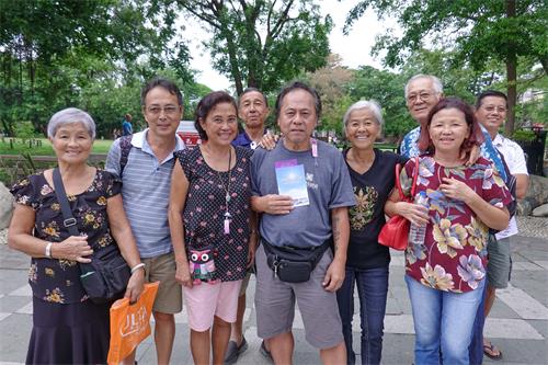 图7：来自大溪地的年长华裔很喜欢法轮功学员的游行。