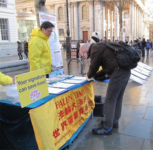 '图1：二零一九年二月十日，黄诗顺与其他法轮功学员一起在伦敦圣马丁广场弘法'