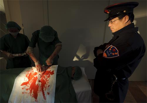 图：法轮功学员在演示中共活摘器官暴行。