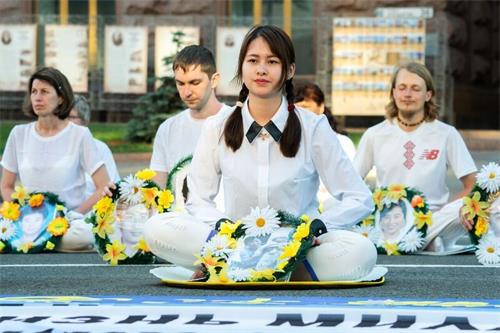 '图6：法轮功学员在基辅市中心举办活动，图为悼念被中共迫害致死的中国大陆法轮功学员。'