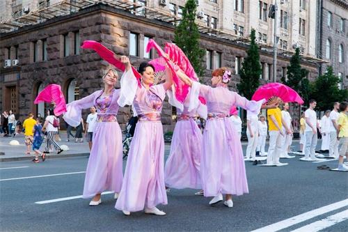 '图7：法轮功学员在基辅市中心举办活动，图为法轮功学员表演舞蹈。'