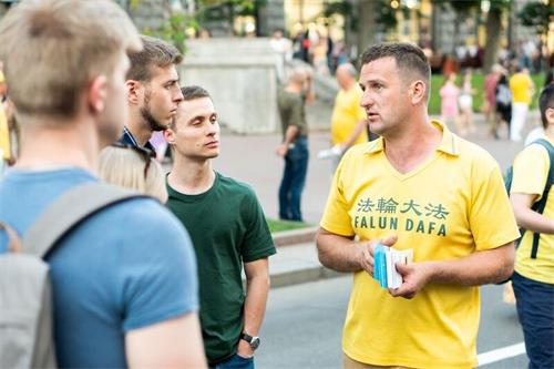 '图9：法轮功学员在基辅市中心向民众讲真相。'