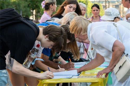 '图10：基辅市中心，民众签名声援法轮功反迫害。'