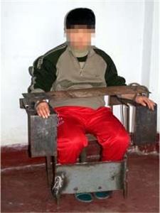'酷刑演示：铁椅子（也称“老虎凳”）'