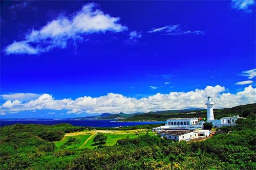 '图1：远眺一百多年的鹅銮鼻灯塔，是台湾最南端的景点。“鹅銮”是排湾族语，意指“帆船”，因鹅銮鼻附近有一巨大礁岩形似帆船，故称“鹅銮”；而“鼻”则指突出的地形，意即岬角，故合称为“鹅銮鼻”。'