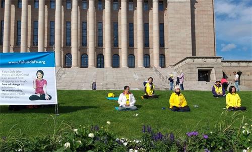 '图3：芬兰法轮功学员在国会大厦前集体炼功。'