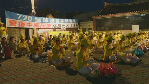 '图10～11：法轮功学员点亮烛光，一同悼念这20年来在中国被迫害致死的同修'