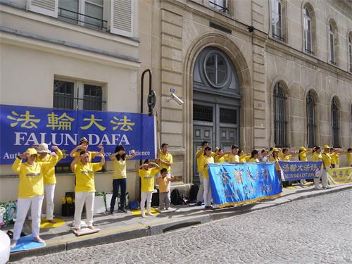 '图1～2：二零一九年七月十九日，法轮功学员在巴黎中使馆前集会，抗议中共迫害法轮功长达二十年。'