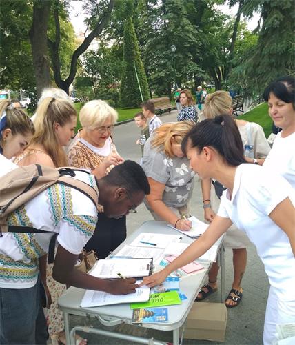 '图2～5：哈尔科夫市民签名支持法轮功学员反迫害'