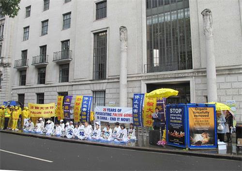 '图1～2：二零一九年七月二十日上午，法轮功学员在伦敦中使馆前集会呼吁制止中共迫害法轮功。'