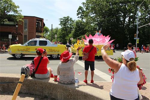 '图1～3：多伦多法轮功学员组成的天国乐团、花车和炼功队参加了上午十一点在密西沙加市（Mississauga）的国庆游行。'