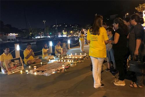 '图6：法轮功学员在中共驻伊斯坦布尔领事馆外举行烛光守夜'