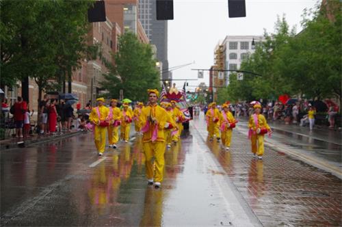 '图1～2：二零一九年七月三日，法轮功学员参加了俄亥俄州首府哥伦布市（Columbus， Ohio）的美国独立日庆祝游行。'
