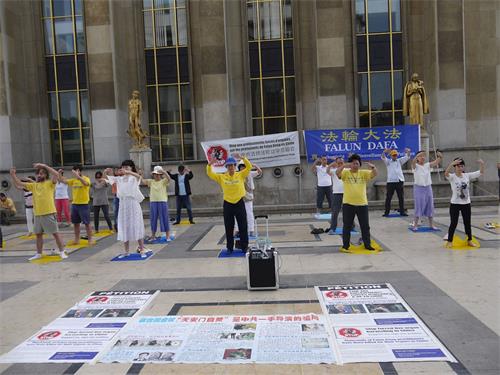 '图2：法轮功学员在人权广场展示法轮功功法'