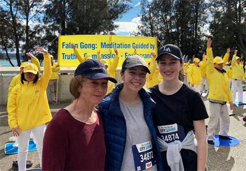'图10：澳洲女孩爱彼（Abbey Counas，右一）与姐姐及母亲都支持法轮功'