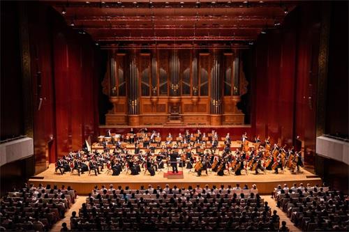 '图1：二零一九年九月二十三日，神韵交响乐团在台北国家音乐厅演出，爆满的观众频呼“安可”，掌声不断。'