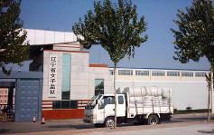 񟭅年10月，货车正往辽宁省女子监狱送加工羽绒服马甲的原料“滑丝棉”'