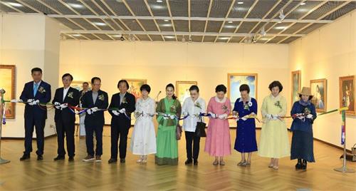 '图1：主流社会人士出席釜山市政府“真善忍国际美术展”开幕式上'
