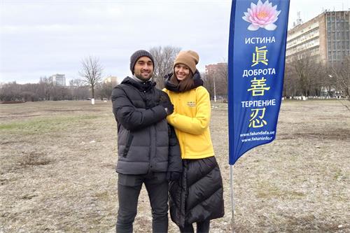 '图8：来自顿河畔罗斯托夫市的阿柳娜·波德洛兹纳亚（Alyona Podloznaya）和谢尔盖·图马森（Sergey Tumasyan）是年轻的夫妻俩，他们交流了自己修炼法轮大法后获得的益处。'