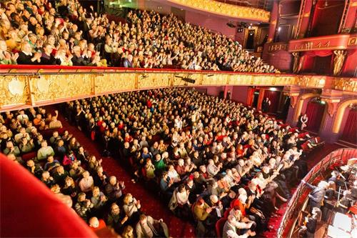 '图2：二零二零年一月十三日和十四日，神韵国际艺术团在英国曼彻斯特派雷斯剧院（Palace Theatre）的三场演出，场场爆满加座。'