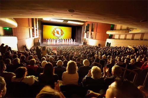 '图4：二零二零年一月十四日晚，神韵环球艺术团在美国加州莫德斯托加洛艺术中心–玛丽斯图尔特罗杰斯剧院的演出爆满的盛况。'
