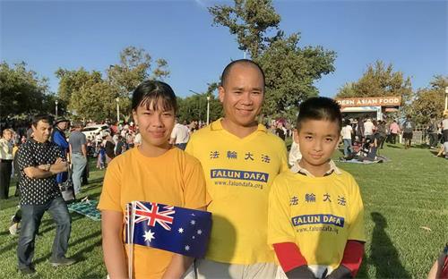 '图6：越南裔法轮功学员Trong带三个孩子来参加澳洲国庆游行。'